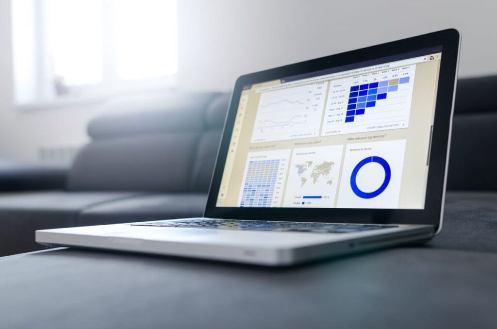 Lead scoring: como pontuar leads e saber quem está pronto para comprar 4 Notebook com painel de gráficos e indicadores sobre uma mesa