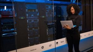 Agência de Marketing Digital em Curitiba - Lab Growth 86 Profissional com notebook ao lado dos servidores de um data center